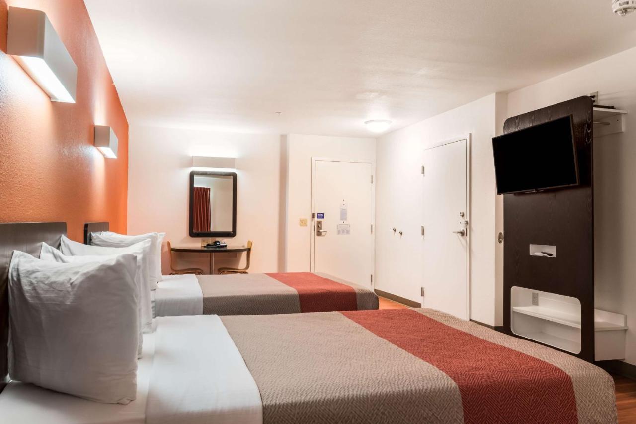 6 Barre Arena Hotel