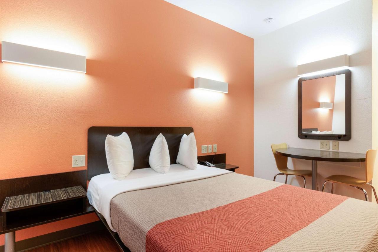 6 Barre Arena Hotel