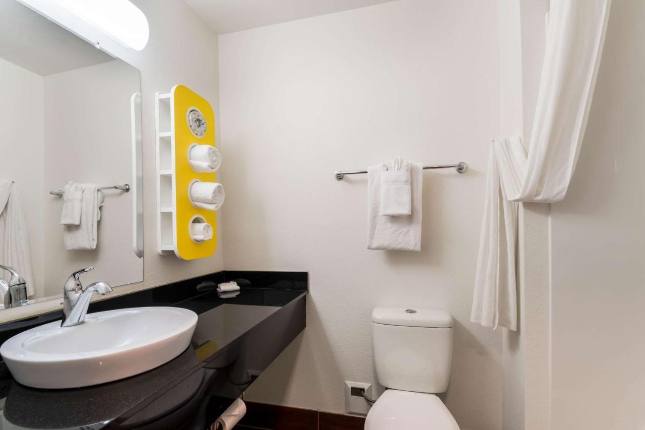 6 Barre Arena Hotel
