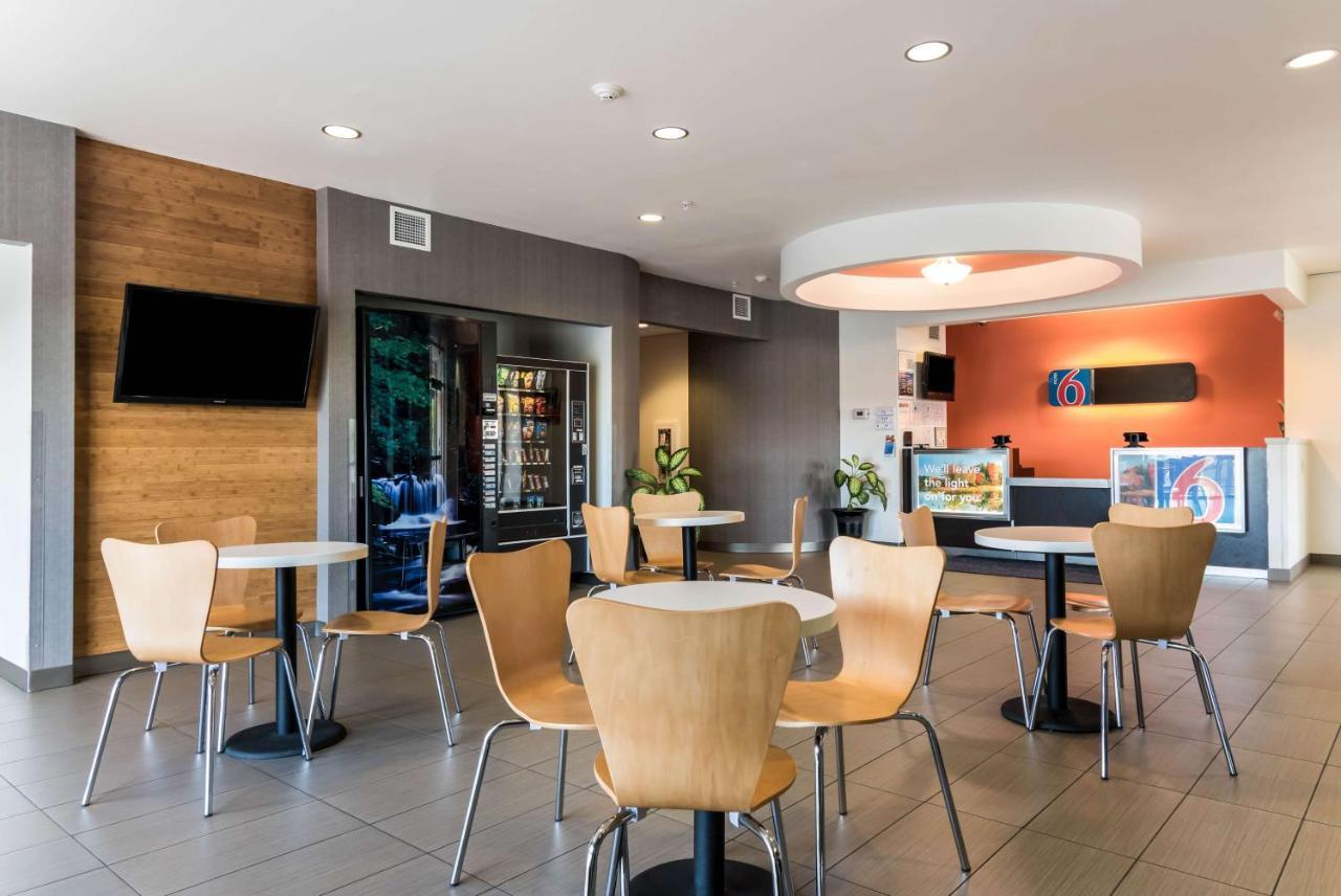 6 Barre Arena Hotel